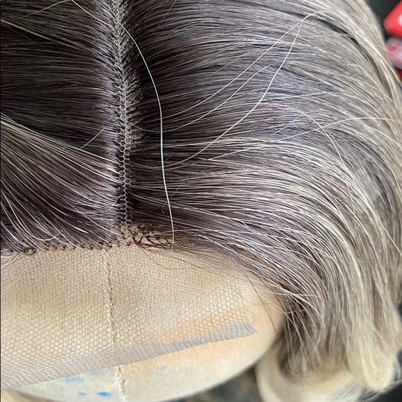 Long ombré ash blonde synthetic wavy wig - Picture 6 of 7